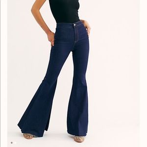 BRAND NEW W/ ATTACHED TAG float on flare jeans